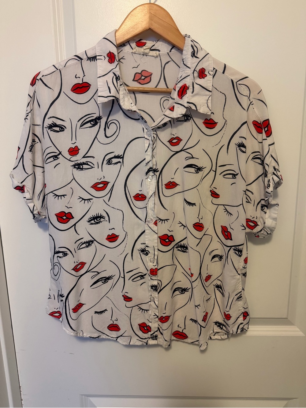 Sunburst kiss Short-Sleeve Button-Up Shirt with Red Lip Print. Size large